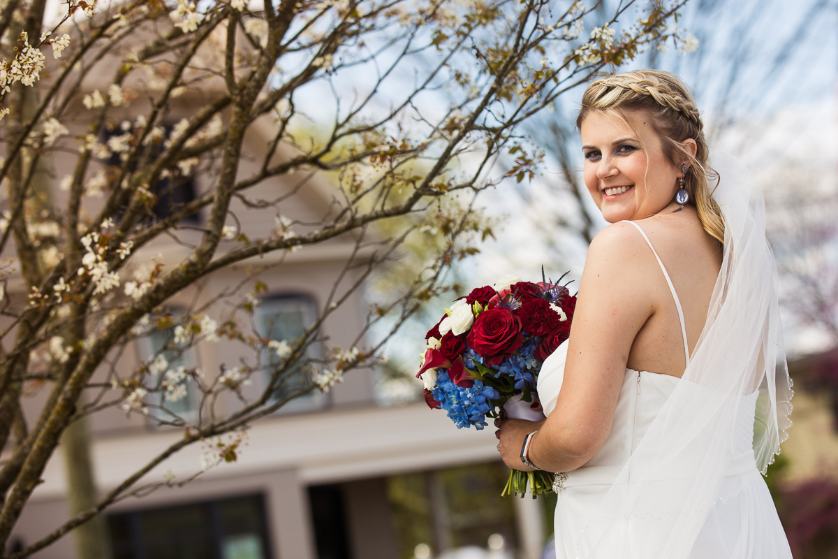 blonde bride outside Gettysburg hotel with rose bouquet