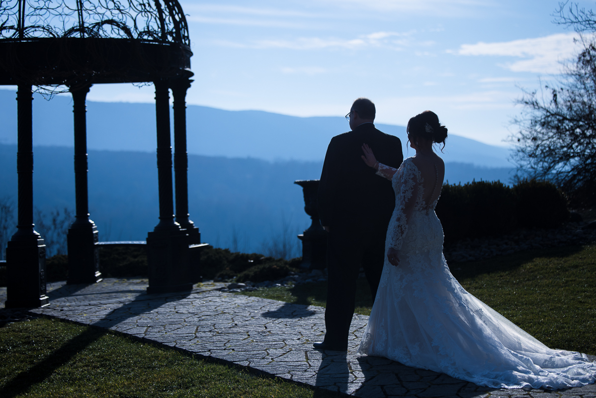 ridgecrest wedding photographer, lisa rhinehart, captures the moment that the bride walks up to the groom during their first look at stroudsmoor country inn 