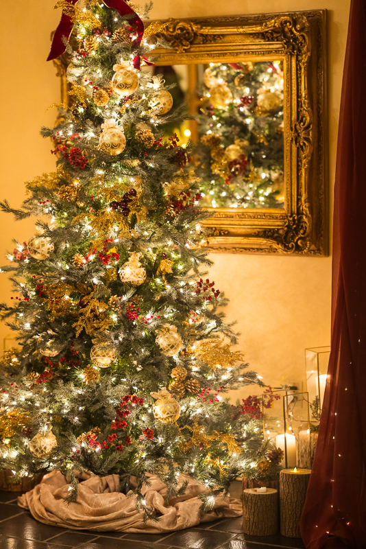 christmas winter wedding decor inspo of a Christmas tree decorated with gold and red accents for this cozy, winter wedding reception at stroudsmoor country inn 